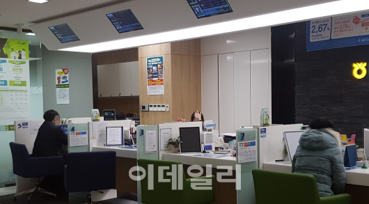 30일 오전 서울 중구 NH농협은행 명동점에서 고객들이 은행원과 상담하고 있다. (사진=전상희 기자)