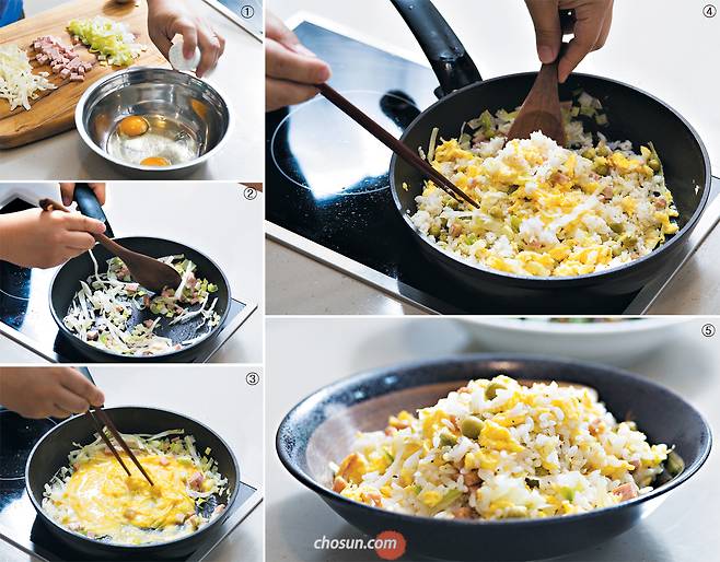 볶음밥은 평범한 요리 같지만 생각보다 제대로 만들기 어렵다. 하지만 ①밥과 모든 부재료를 미리 준비해놓고 ②뜨겁게 달군 프라이팬에 육류·채소 등을 볶고 ③달걀을 스크램블 하듯 풀어서 반숙이 되도록 익힌 다음 ④밥을 넣어 볶는 순서를 지키면 ⑤맛있는 볶음밥이 완성된다. /김종연 영상미디어 기자