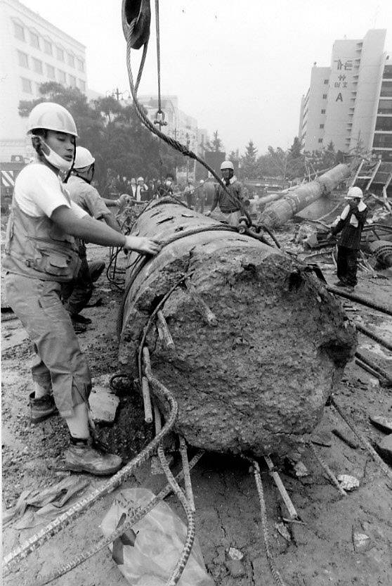 삼풍백화점 붕괴 사건 현장에서 한 구조대원이 동강 난 기둥을 치우고 있다. 지름 1m에 가까운 기둥 안에는 철근이 여남은 가닥밖에 들어 있지 않아 해체 과정에서도 쉽게 동강 났다. <한겨레> 자료 사진.
