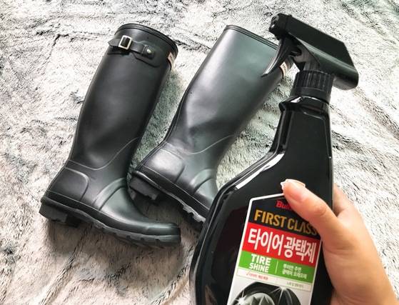 표면이 허옇게 변한 레인부츠는 차량용 타이어 광택제로 닦으면 제 색이 돌아온다.