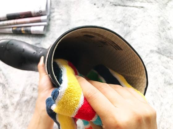 부츠 안이 젖었을 땐 마른 수건으로 안쪽 표면을 꾹꾹 눌러 물기를 제거한다.