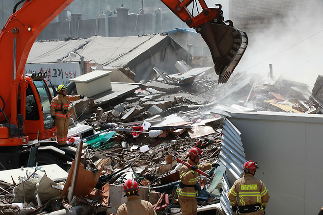 6월3일 낮 12시35분께 서울 용산구 한강로 2가 4층짜리 상가건물이 무너졌다. 건물 붕괴 현장에서 119구조대원들이 잔해 정리 작업을 벌이고 있다. ⓒ 연합뉴스