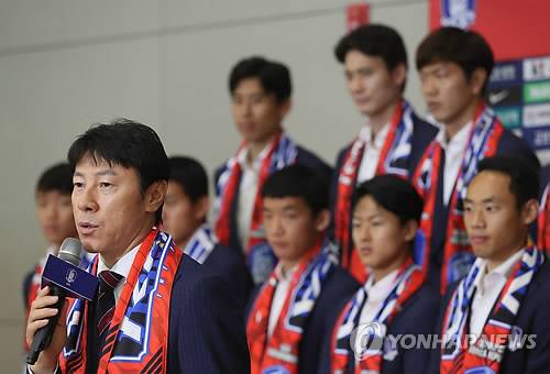 취재진 질문에 답하는 신태용 감독 (영종도=연합뉴스) 이지은 기자 = 2018 러시아 월드컵 대한민국 대표팀 선수들이 29일 오후 인천공항을 통해 귀국, 신태용 감독이 취재진의 질문에 답하고 있다.      대표팀은 이번 월드컵 조별 리그에서 1승2패로 16강 진출에는 실패했으나 세계랭킹 1위인 독일을 격파해 유종의 미를 거뒀다. 2018.6.29      jieunlee@yna.co.kr