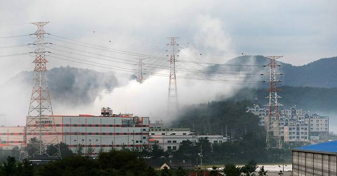 2012년 9월 27일 경북 구미시 산동면 구미국가산업단지 제4단지 내 화학제품과 화장품을 제조하는 휴브글로벌에서 누출된 불산 가스가 주변을 뒤덮고 있다. [중앙포토]