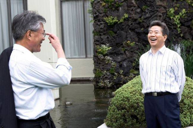 고 노무현 전 대통령과 당시 청와대 비서실장, 정무수석 등을 역임한 현 문재인 대통령이 함께 웃고 있다. [사진제공=연합뉴스]