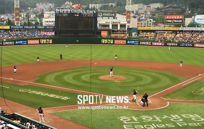 ▲ 30일 대전 경기에서 롯데와 한화 선수들이 네이비 색 유니폼을 입고 경기에 나섰다. 1회초 롯데 공격 전경.