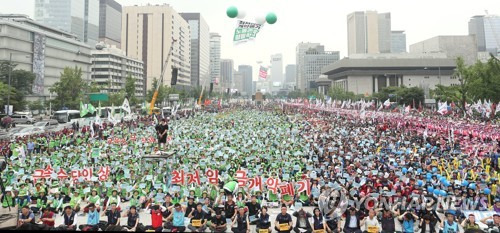 '노동자들, 광화문 광장에서' (서울=연합뉴스) 이지은 기자 = 30일 오후 서울 광화문 광장에서 열린 '최저임금삭감법 폐기 하반기 총파업 총력투쟁 선포 및 6·30 비정규직 철폐 전국노동자대회'에서 참가자들이 구호를 외치고 있다. 2018.6.30      jieunlee@yna.co.kr