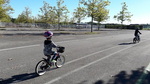집 근처 공원에서 자전거를 타는 아이들.