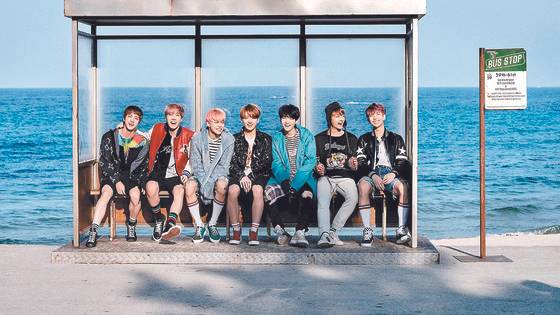 강릉 주문진읍 주문진해수욕장에서 촬영된 방탄소년단 '유 네버 워크 얼론' 앨범 사진. 강릉시청은 사진에 나온 정류장 구조물을 주문진해수욕장에 재현했다. [사진 빅히트엔터테인먼트]