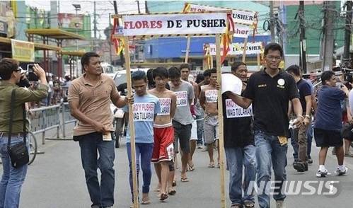 【서울=뉴시스】안토니오 할릴리 필리핀 타나우안시 시장이 지난 2016년 시내에서 벌인 거리행진의 모습. (사진출처: CNN홈페이지 캡처)2018.07.02.