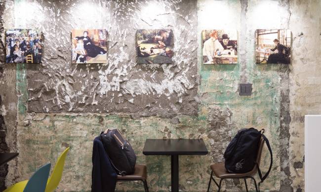 밀크홀 종로점 2층 벽면은 명화로 장식돼 있다.