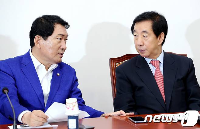 김성태 자유한국당 대표 권한대행 겸 원내대표(오른쪽)와 안상수 혁신 비상대책위원회 준비위원장. 뉴스1 © News1 박정호 기자