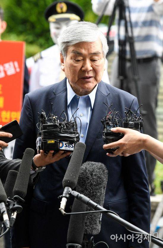 수백억대 상속세 탈루와 비자금 조성 의혹을 받는 조양호 한진그룹 회장이 지난달 28일 서울 양천구 남부지방검찰청에 도착해 조사실 입장에 앞서 취재진의 질문을 받고 있다./강진형 기자aymsdream@