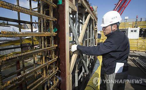 국토교통부가 건설 근로자의 경력관리 기반을 구축하고 체계적으로 인력을 관리하기 우해 공사비 300억원 이상 신규 건설공사 현장에 전자카드 근무관리시스템을 도입한다. 사진은 건설현장 전경<연합뉴스>