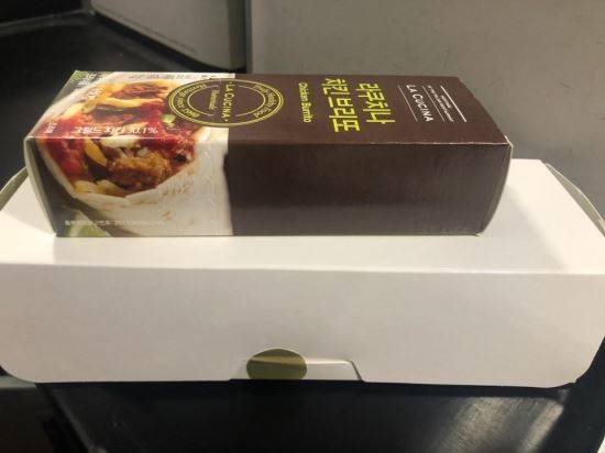 '기내식 대란'으로 기내식이 제대로 제공되지 못하는 아시아나항공 일부 국제선에는 간소화 서비스로 브리또 등 스낵이 제공되고 있다. <출처: 아시아나항공 카카오톡 오픈채팅방>