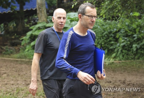 태국 동굴에서 실종된 아이들을 찾아낸 릭 스탠턴(왼쪽)과 존 볼랜던.[AP=연합뉴스 자료사진]