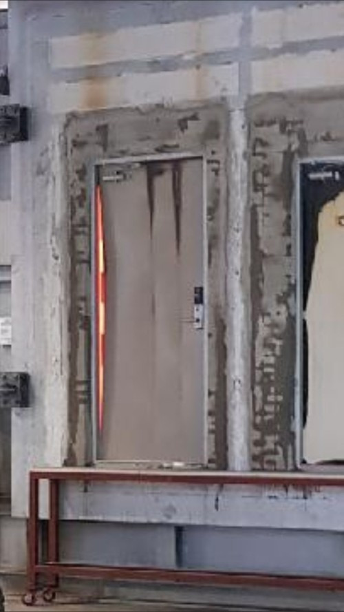 ‘오포 양우내안애’ 아파트에 시공된 현관 방화문 내화실험 장면. 열을 가한 지 3분가량이 지나자 문이 휘어지며(왼쪽 붉은색 부분) 방화문 안쪽의 불길이 보인다. 오포문형지역주택조합 제공