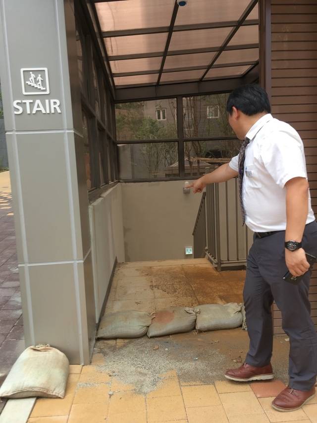 3일 오전 경기도 광주시 ‘오포 양우내안애’ 아파트의 지하주차장으로 내려가는 계단 어귀. 모래주머니로 빗물이 흘러드는 것을 막고 있다.