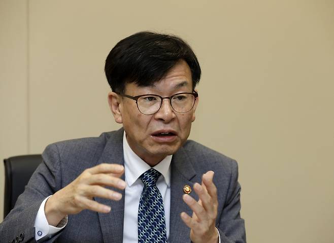 김상조 공정거래위원장이 지난 6월26일 서울 중구 대한상의 빌딩 내 위원장 집무실에서 <한겨레>와 인터뷰를 하고 있다. 김명진 기자 littleprince@hani.co.kr