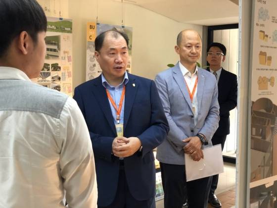 한정석 부천대 총장이 건축과 졸업작품 전시회를 찾아 학생들의 발표를 듣고 있다.
