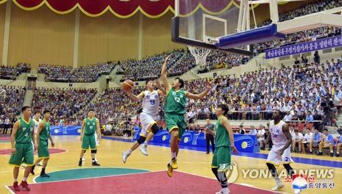 북한, 남북통일농구경기 보도 (평양 조선중앙통신=연합뉴스) 북한 조선중앙통신은 4일 평양 류경정주영체육관에서 남북통일농구경기 남자 '평화팀과 번영팀'이  경기하고 있다고 5일 보도했다.        [국내에서만 사용가능. 재배포 금지. For Use Only in the Republic of Korea. No Redistribution]   photo@yna.co.kr