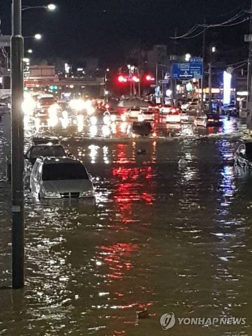 도로 침수 (구미=연합뉴스) 4일 밤∼5일 새벽 사이 경북 구미시 인동가산로에 많은 비가 내려 도로가 침수됐다. 2018.7.5 [독자 제공=연합뉴스]