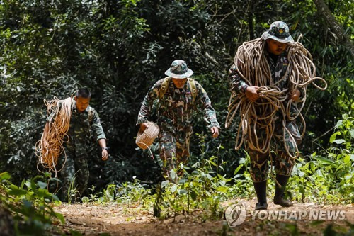 동굴로 들어가는 다른 입구 찾는 구조대원들[AFP=연합뉴스]