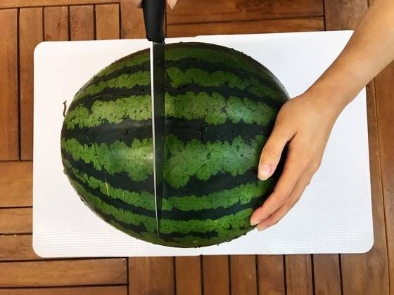 덩치가 큰 수박은 식구가 많지 않다면 한 번에 다 먹기 힘들다. 보관이 필수인 수박, 어떻게 보관할까.