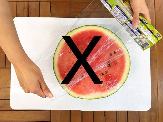 수박 반 통이 남았을 때 흔히 자른 단면에 비닐 랩을 씌워 냉장고에 넣어두지만, 세균이 쉽게 번식하는 안 좋은 방법이다.