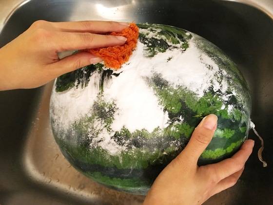 베이킹소다를 수세미나 스펀지로 살살 비벼준다. 만능세제인 베이킹소다는 과일이나 채소 겉표면에 붙은 농약 잔여물이나 이물질을 닦아내는 데 탁월한 효과가 있다.