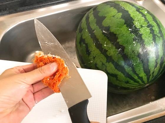 수세미에 남아있는 베이킹소다는 수박 자를 때 쓸 칼과 도마를 닦는다.