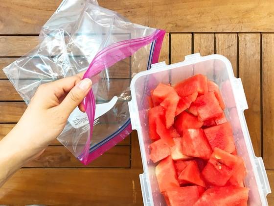 모양이 예쁘지 않게 잘린 자투리 부분은 따로 모아서 지퍼백에 넣는다.