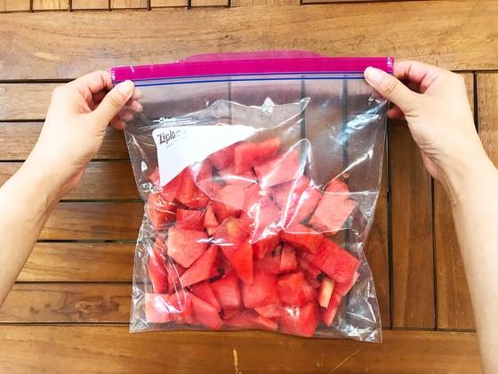 자투리 수박은 냉동실에 넣어 얼렸다가 믹서기로 갈아 수박쥬스를 해 먹으면 좋다.