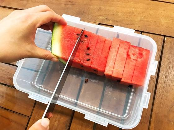 크기를 맞춰 다음 조각을 넣고 자른다. 통이 가득 찰 때까지 반복하면 된다.