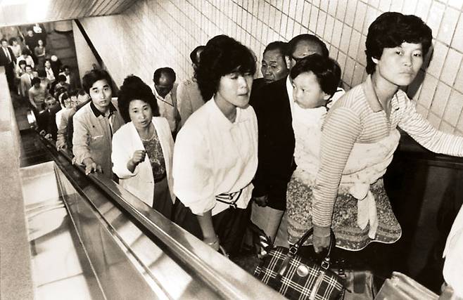 1980년대 서울역에 설치된 에스컬레이터. 길이 16m, 폭 1m의 움직이는 39계단이지만 당시 사람들에게는 자동화된 시선의 쾌감을 즐길 수 있는 공간이었다. / 조선일보 DB