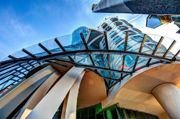 밑에서 올려다본 댄싱 하우스. 유리 건물과 콘크리트 건물이 분리된 것처럼 보이지만,사실 하나의 건축물이다. /Pandotrip.com