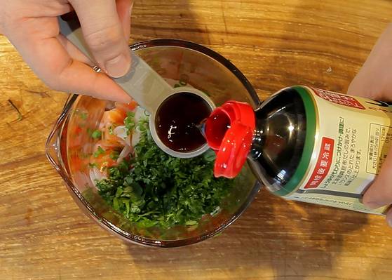 맛 간장과 참기름, 스리라차 소스를 섞으면 간단한 양념이 완성된다.