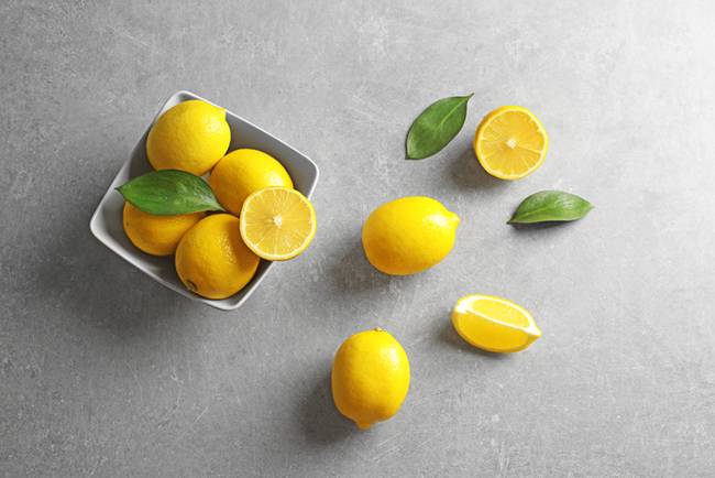 탈리스커 하이볼을 해 먹을 때 레몬을 슬라이스해 잔에 끼워 먹으면 더 좋다. 레몬을 쓰기 부담스러울 땐 시중에 파는 레몬 원액을 사서 두어 방울 떨어뜨려보자. 풍미가 확연하게 달라진다. /사진=게티이미지뱅크