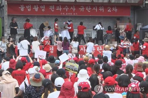 다시 모인 여성 1만5천여명…"성차별 몰카 편파 수사" (서울=연합뉴스) 9일 오후 서울 종로구 지하철 4호선 혜화역 인근에서 다음 카페 여성 단체 '불편한 용기' 주최로 열린 '불법촬영 편파 수사 2차 규탄 시위'에서 집회 참가자들이 '홍익대 누드모델 몰카(몰래카메라) 사건'에 대한 경찰의 성(性)차별 편파 수사를 비판하며 삭발식을 진행하고 있다. 2018.6.9 [연합뉴스TV 제공]      photo@yna.co.kr