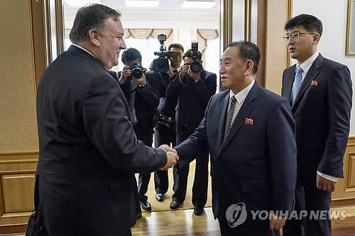 (평양 AP=연합뉴스) 마이크 폼페이오 미국 국무장관(왼쪽)과 김영철 북한 노동당 부위원장 겸 통일전선부장(오른쪽 두 번째)이 7일(현지시간) 북한 평양의 백화원 영빈관에서 이틀째 회담을 시작하기 전 악수하고 있다.