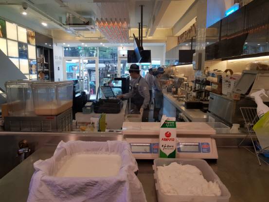 완성된 리코타 치즈(오른쪽) 너머로 매장 홀에서 분주하게 움직이는 바리스타들이 보인다.(사진= 강신우 기자)