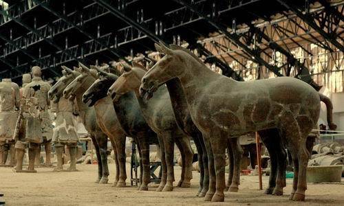 진시황릉. 동서 485m, 남북 515m, 높이 76m인 무덤 내부에 수많은 병사와 말 모형이 있다. [중앙포토]