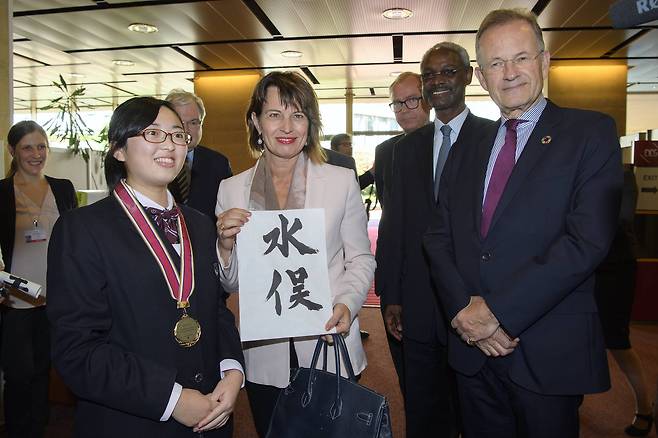 지난해 8월 수은을 규제한 국제협약인 미나마타 협약이 발효가 된 이후 처음 열린 당사국 총회 모습. 지난해 9월 스위스에서 개최됐다. 사진 앞줄 왼쪽부터 일본 미나마타 주민대표, 도리스 루이타르트 스위스 대통령, 마이클 묄러 제네바 유엔본부 사무국장. 루이타르트 대통령이 들고 있는 글자는 일본어로 '미나마타'로 읽힌다.[EPA=연합]