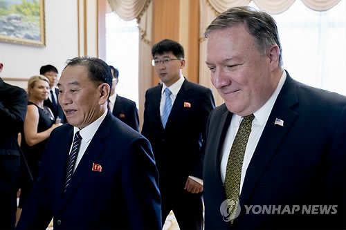 백화원영빈관서 오찬장 향하는 폼페이오와 김영철 (평양 AP=연합뉴스) 마이크 폼페이오 미국 국무장관(오른쪽)과 김영철 북한 노동당 부위원장 겸 통일전선부장(왼쪽)이 북미 고위급 회담 이틀째인 7일(현지시간) 북한 평양에 있는 백화원 영빈관에서 오찬을 하기 위해 나란히 이동하고 있다.      lkm@yna.co.kr