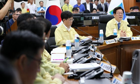 이재명 경기도지사가 1일 오전 경기도 수원시 팔달구 경기도청 재난상황실에서 재난비상대책회의를 주재하고 있다. [뉴스1]