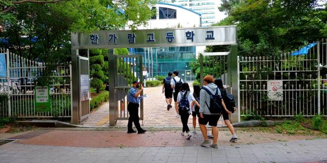 6일 아침 등교하는 서울 한가람고 학생들. 더운 날씨에 맞게 편안하고 시원한 반바지와 티셔츠를 입은 차림이 대다수다. 여학생도 바지 교복을 입을 수 있어 긴바지 차림으로 등교하는 모습도 보인다. 박이담 수습기자/parkidam@heraldcorp.com