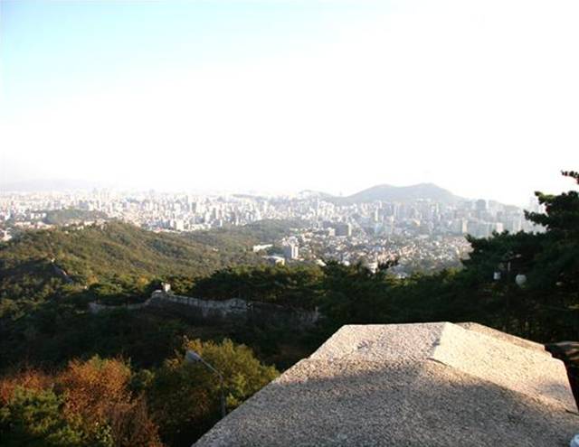 ▲한양도성의 좌청룡 산줄기는 북악에서 낙산으로 이어진다. Ⓒ서울학교