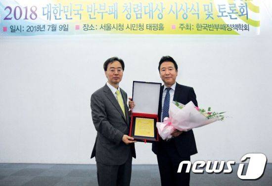 왼쪽부터 김용철 한국반부패정책학 회장, 김기석 제이에스티나 대표© News1