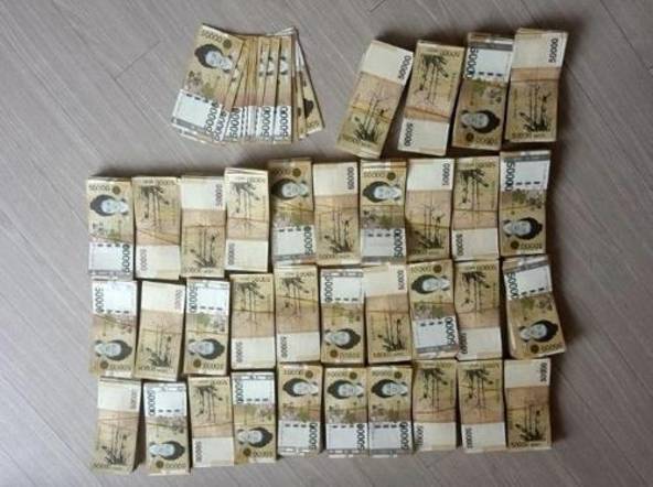 현금 2억5000만원을 훔쳐간 용의자는 인테리어 업자 이모(38)씨였다. 발견된 5만원 뭉치는 박카스 종이박스 네 곳에 모두 밀어 넣어도 넘칠 정도였다고 한다. /청주 흥덕경찰서 제공