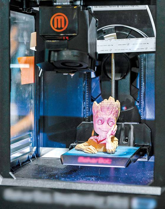 지난달 29일 경기도 일산 킨텍스에서 열린 ‘인사이드 3D프린팅 코리아’에서 3D프린터로 마블 캐릭터인 ‘그루트’를 제작하고 있다.